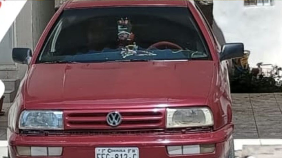 carro rojo robado.