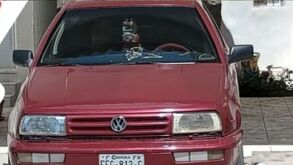 carro rojo robado.