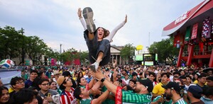 Joven es arrojada al aire durante Fan Fest Guadalajara 2026
