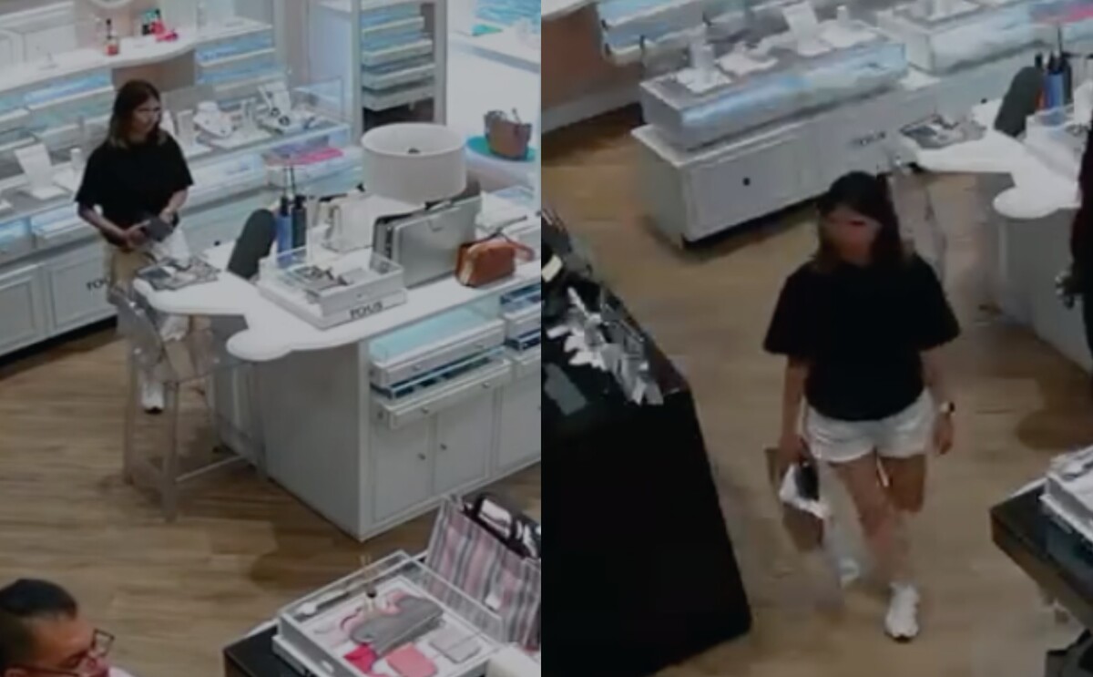 Mujer vestida con playera negra y portando lentes sustrayendo artículos de una tienda.