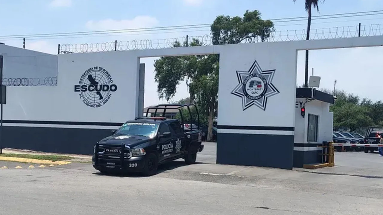 Un hombre de 52 años detenido por un presunto caso de violencia familiar falleció dentro de las celdas del Cuartel Alamey en Monterrey.