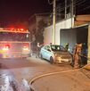 Un Tesla ardió dentro de un taller en Saltillo; bomberos aplicaron maniobras especiales e investigan qué originó el fuego.