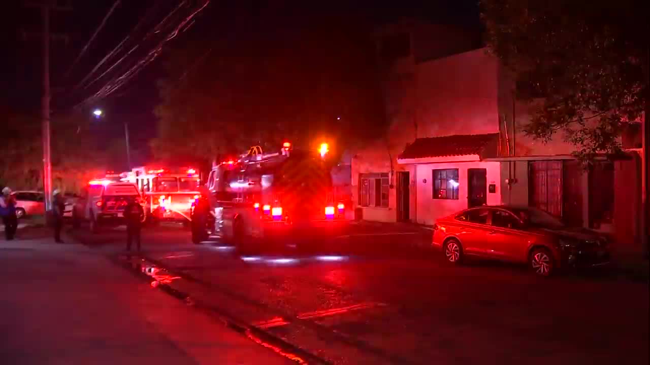 Un incendio se registró en una vivienda abandonada de la colonia Modelo, en Monterrey, donde se quemaron basura y madera acumulada.