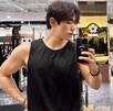 Creador de contenido Jason Coreano tomándose una selfie con su celular delante de un espejo en un gimnasio