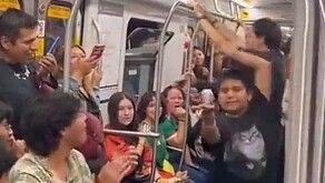 Leo es un niño el cual se ha vuelto viral de redes sociales por bailar su trompo en el vagón del metro en plena fiesta mundialista.