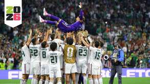Jugadores de la Selección Mexicana festejan con el capitán Memo Ochoa