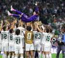 Jugadores de la Selección Mexicana festejan con el capitán Memo Ochoa