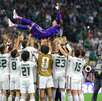 Jugadores de la Selección Mexicana festejan con el capitán Memo Ochoa