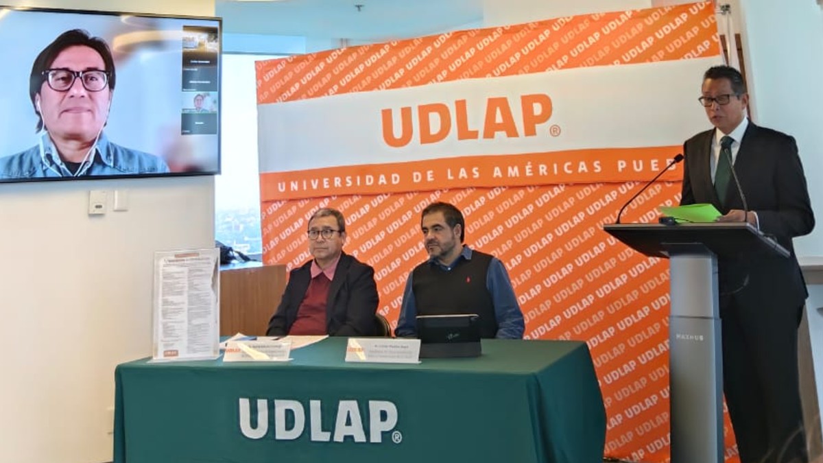 Organizadores conversan sobre las bases del concurso de cuento Udlap