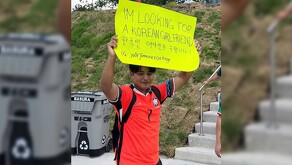 Joven con cartel donde busca novia coreana en Nuevo León.