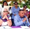 Hombres y mujeres reunidos para denunciar una presunta agresión sexual en Oaxaca.