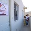 una mujer y una niña en una casa del programa viviendas del bienestar