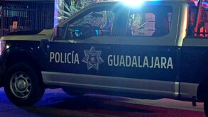 Vista del costado de una patrulla de la Policía Municipal de Guadalajara estacionada en un calle durante la noche