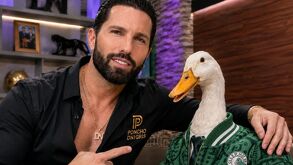 Poncho de Nigris con el Pato Merlín; imagen creada con IA