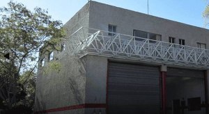 Con ayuda de una vecina, la trasladó en una camioneta particular para solicitar atención médica