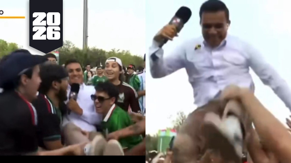 Erick González siendo levantado por los fanáticos en el Fan Fest de Monterrey.