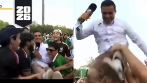 Erick González siendo levantado por los fanáticos en el Fan Fest de Monterrey.