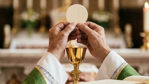 Las autoridades religiosas de la ciudad de León alertan sobre un sacerdote que fue expulsado del clérigo que sigue ofreciendo misas.