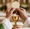Las autoridades religiosas de la ciudad de León alertan sobre un sacerdote que fue expulsado del clérigo que sigue ofreciendo misas.