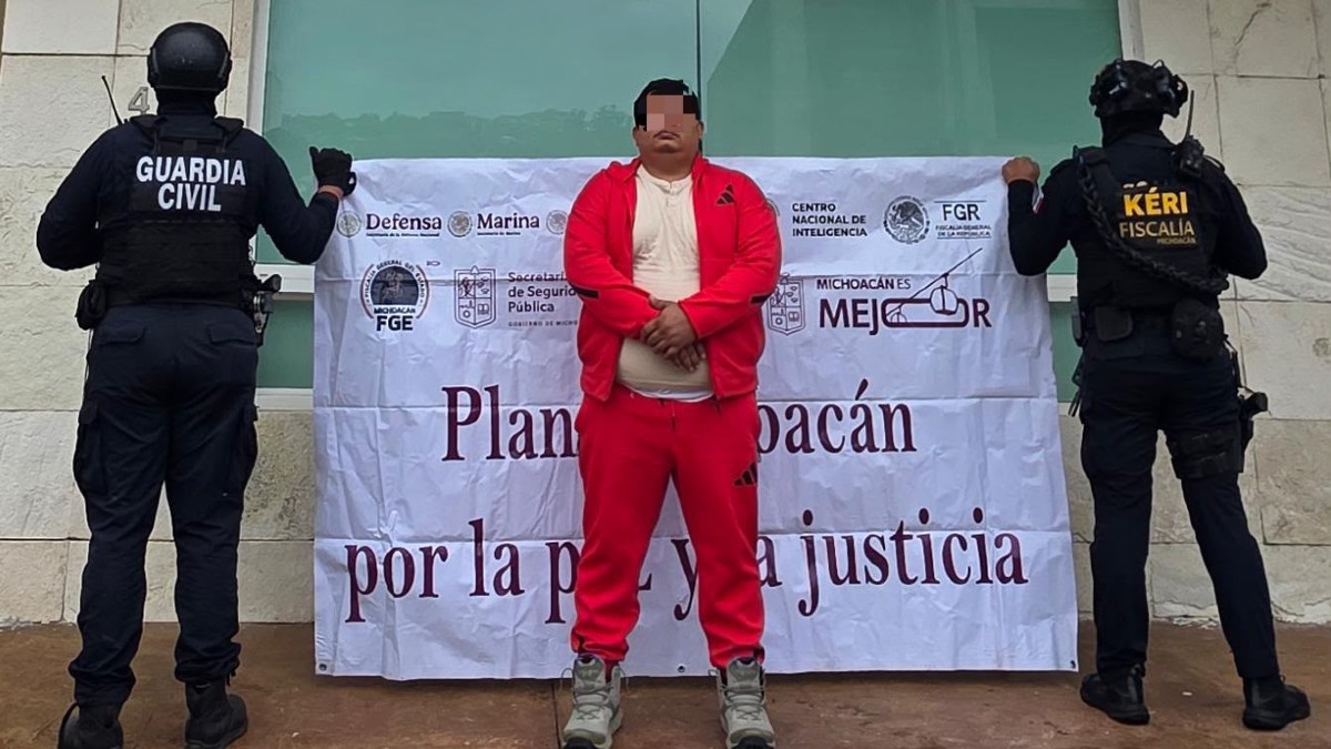 Ernesto Rafael ‘N’, alias ‘El Sierra 1’ con los ojos censurados por un recuadro pixeleado siendo detenido por oficiales de la Guardia Civil y Fiscalía Nacional
