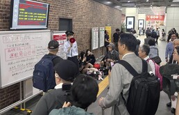 Un empleado de las estación de la Compañía Ferroviaria del Este de Japón ofrece información actualizada sobre los servicios ferroviarios que quedan suspendidos.