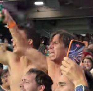 'Tilón' Chávez festeja gol de su hijo