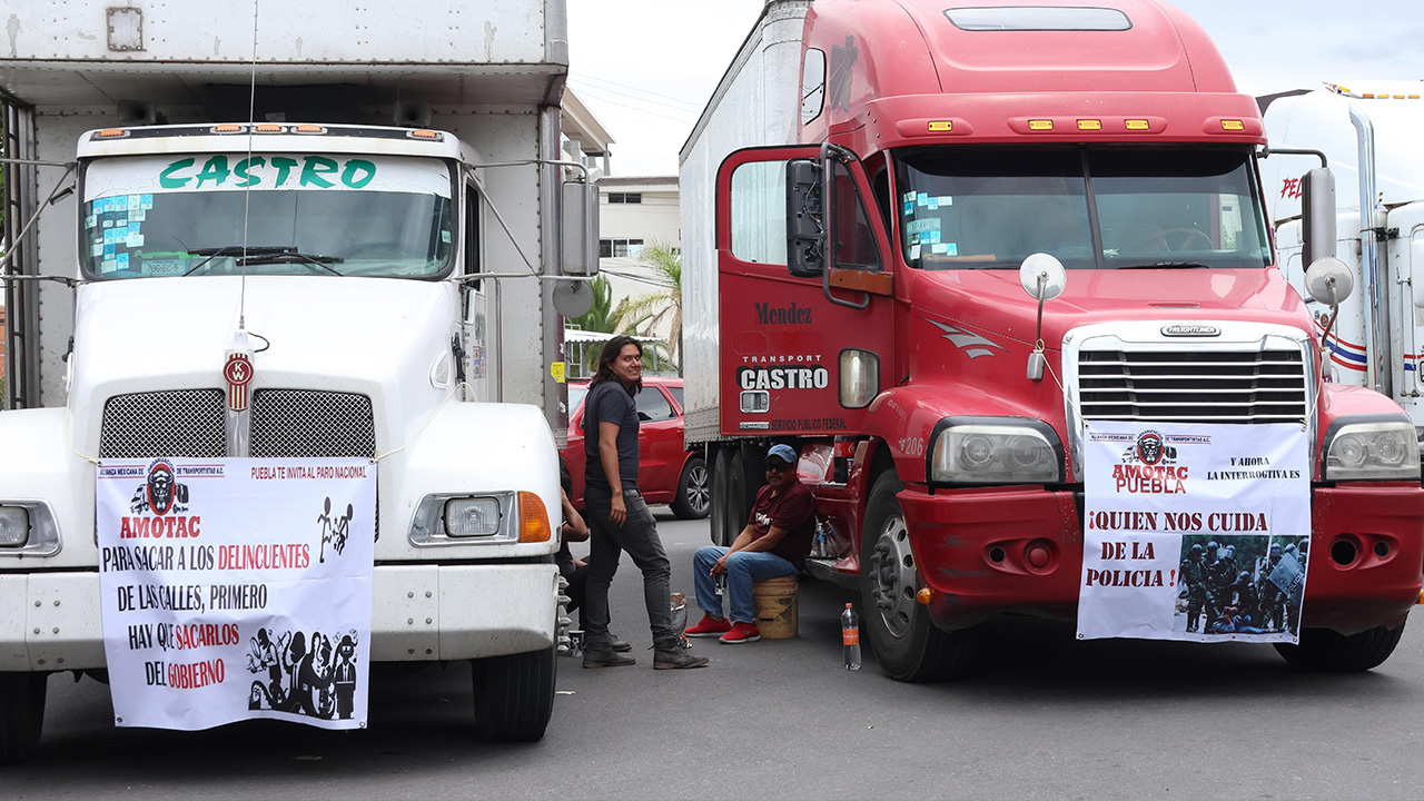 Transportistas de AMOTAC bloquearon accesos a la Ciudad de México. Tras una reunión con autoridades federales, alcanzaron acuerdos.