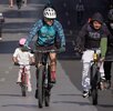 personas corriendo y andando en bici en una carretera en puebla