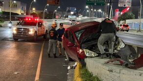 Auto chocado en avenida Paseo de los Leones en Monterrey.