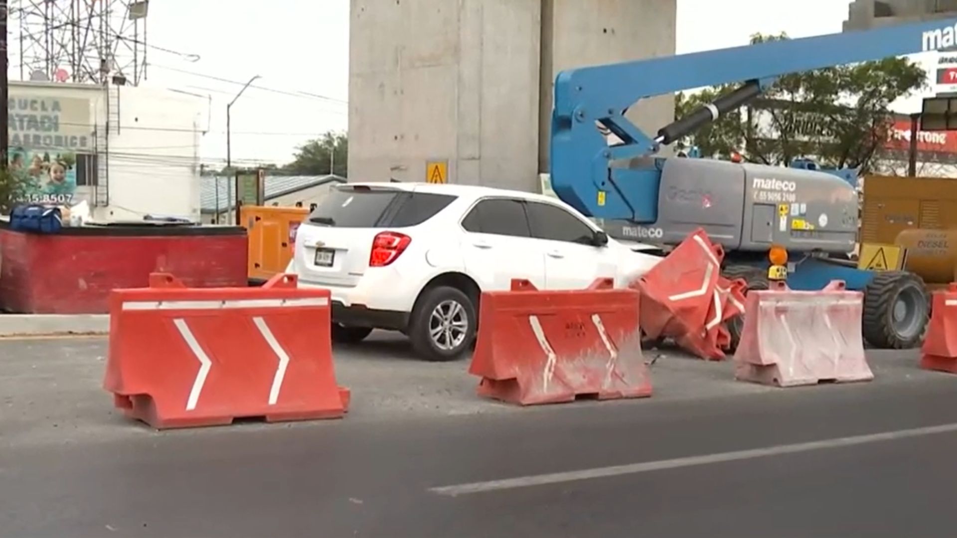 Accidente en Avenida Miguel Alemán: camioneta invade zona de construcción del metro línea 6 en Guadalupe. Conductor sufre golpes.
