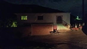 El hombre de 63 años se dirigía alimentar a su ganado como de costumbre, sin embargo uno de los toros que cuidaba lo ataco mientras alimentaba a los demás.