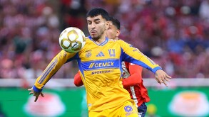 Ángel Correa controlando el balón en un partido de Tigres vs Chivas.