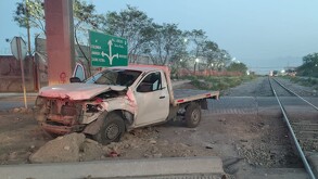 Un conductor resultó lesionado luego de intentar ganarle el paso al tren en Escobedo; además, una mujer sufrió una volcadura en Monterrey.