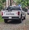 Vista de la parte de atrás de una patrulla de la Policía de Tlaquepaque estacionada en un camino empedrado con un auto enfrente