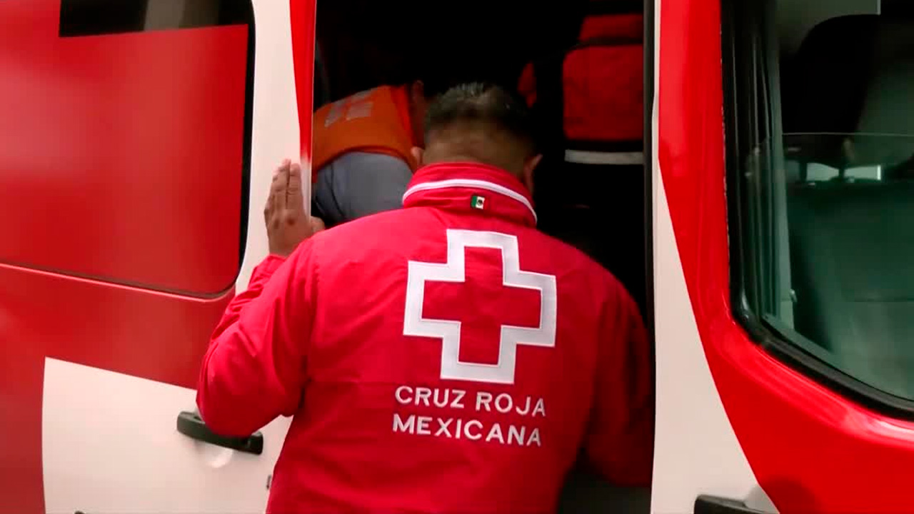 Un adulto mayor resultó lesionado tras ser atropellado cuando intentaba cruzar la calzada San Isidro, en Azcapotzalco.