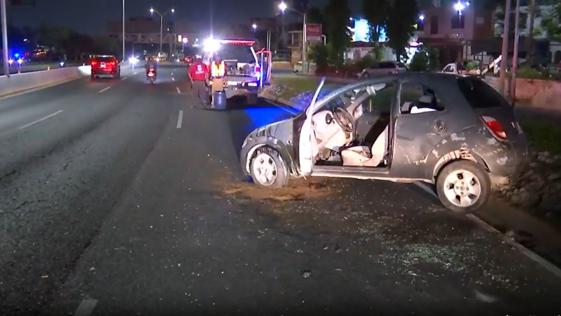 Automovilista desaparece tras volcarse en avenida Fidel Velázquez, Monterrey. Perdió control e impactó camellón. Cuerpos de auxilio no localizaron al conductor.