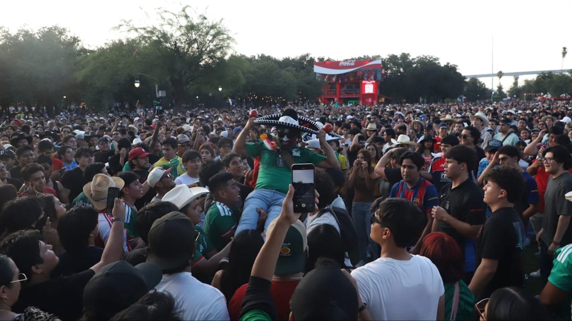 Gerardo Escamilla reporta saldo blanco en Fan Fest, pero miles con boletos pagados quedaron fuera de Parque Fundidora en concierto de Grupo Firme.