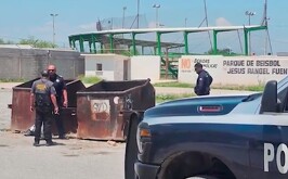 Autoridades atendiendo el reporte del hallazgo de un bebé recién nacido en un contenedor de basura en Castaños, Coahuila.