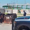 Autoridades atendiendo el reporte del hallazgo de un bebé recién nacido en un contenedor de basura en Castaños, Coahuila.