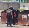 Autoridades atendiendo el reporte del hallazgo de un bebé recién nacido en un contenedor de basura en Castaños, Coahuila.