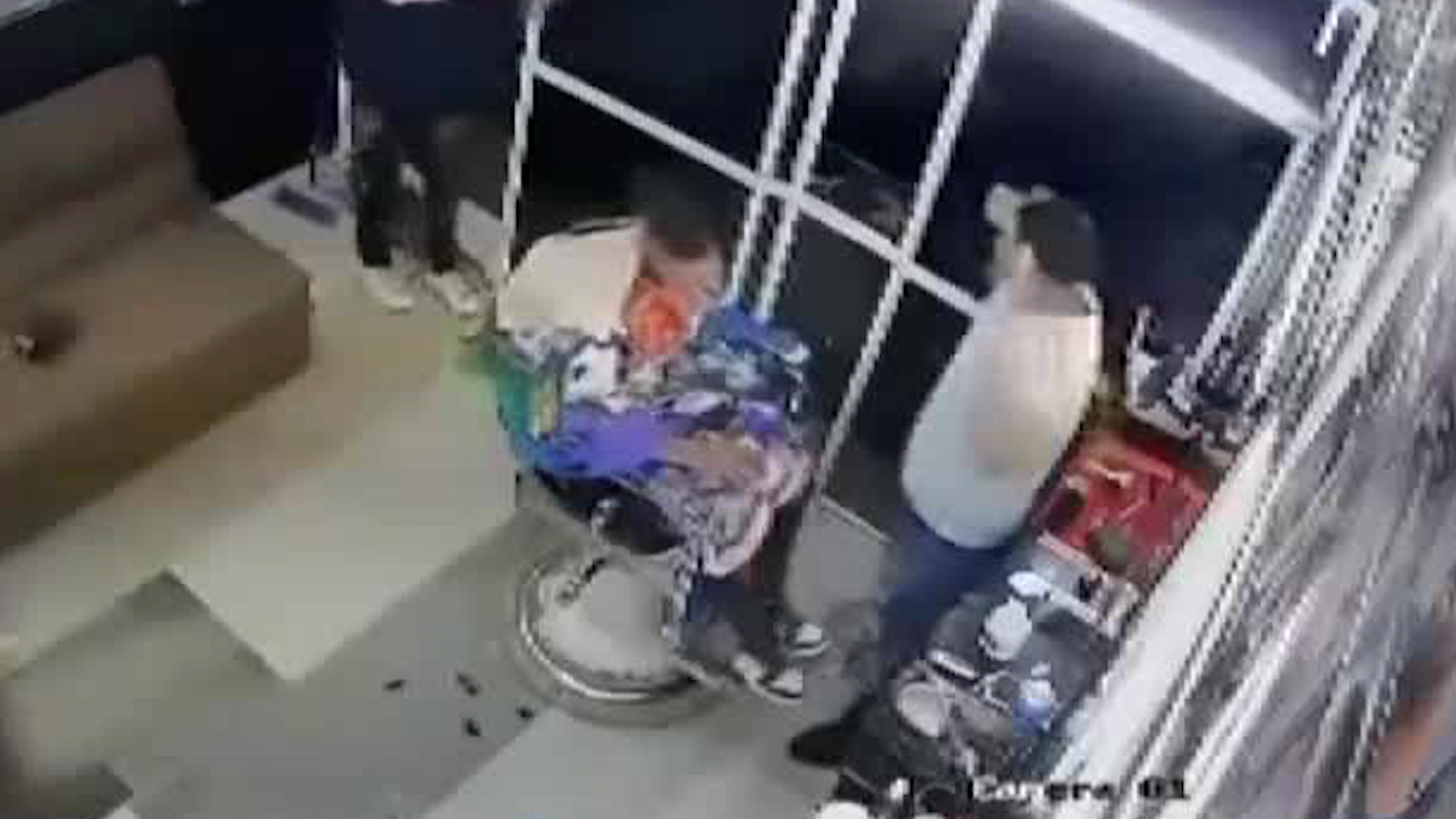 Alexander, barbero en Ecatepec, recibe balazo durante asalto. Delincuentes roban herramientas y disparan al huir. Fundación Lucas investiga.
