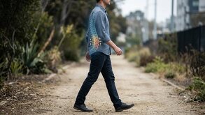 Hombre caminando con dolor de espalda.