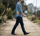 Hombre caminando con dolor de espalda.