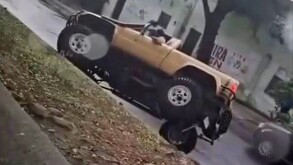 Camioneta 4x4 ladeada y a punto de volcar sobre su costado al intentar cruzar un camellón en Zapopan