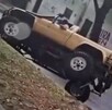 Camioneta 4x4 ladeada y a punto de volcar sobre su costado al intentar cruzar un camellón en Zapopan