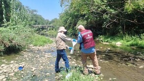 Conagua detectó indicios de aguas residuales en el arroyo La Chueca, en Santiago, tras realizar muestreos.