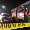 Camioneta estrellada del frente estacionada al lado de un camión de la ruta 171 en Tlajomulco detrás de una cinta policiaca amarilla