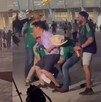 Reportero de Corea del Sur molesto tras el intento de cargada que le hicieron.