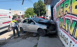 Automóvil involucrado en una aparatosa carambola en el Centro de Gómez Palacio.