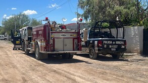 Se observa una ambulancia, personas afuera en la vía pública.